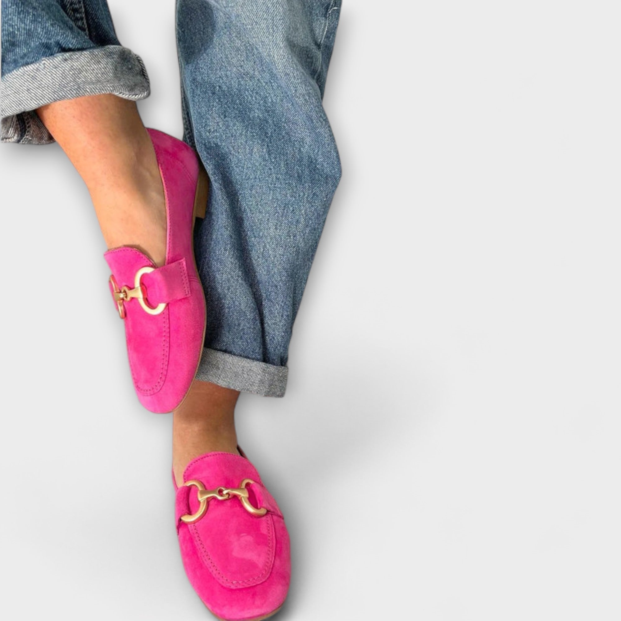 Lässige Hausschuhe, pinkes Veloursleder, Loafer-Form mit goldener Zierkette.