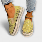 Gelbe Slip-On-Schuhe mit Strasssteinen und Lochmuster, profilierte Sohle