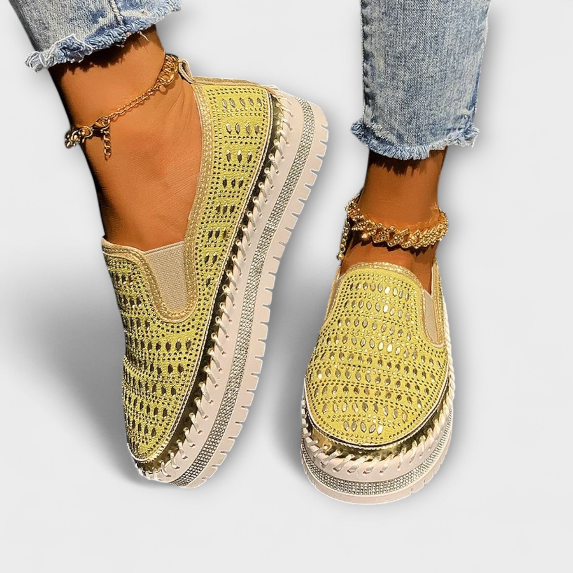 Gelbe Slip-On-Schuhe mit Strasssteinen und Lochmuster, profilierte Sohle