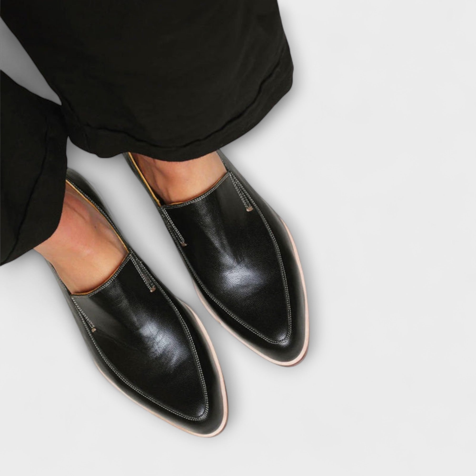Schwarze Loafer mit spitzem Fuß, seitlichen Ziernähten und Slip-On