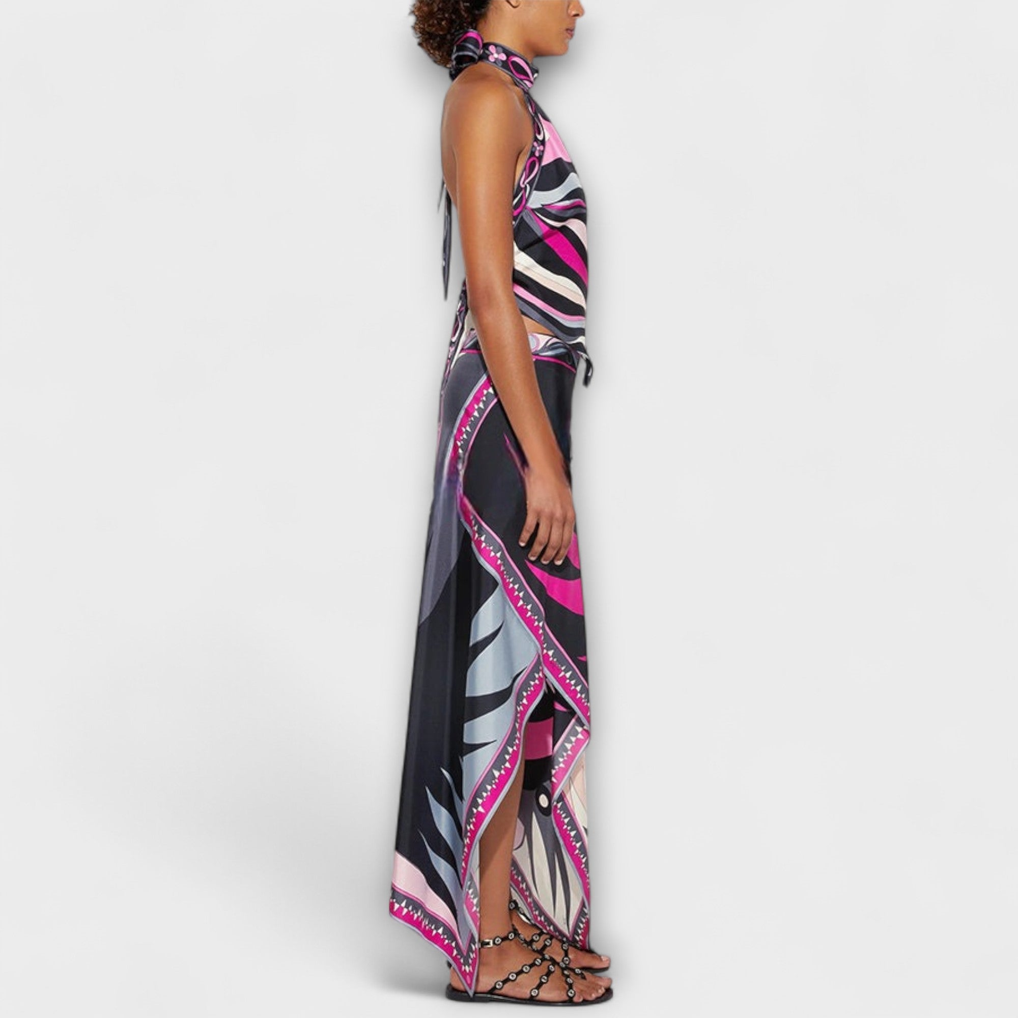Seitenansicht: Set mit Neckholder-Top und asymmetrischem Midi-Rock, schwarz-pink gemustert