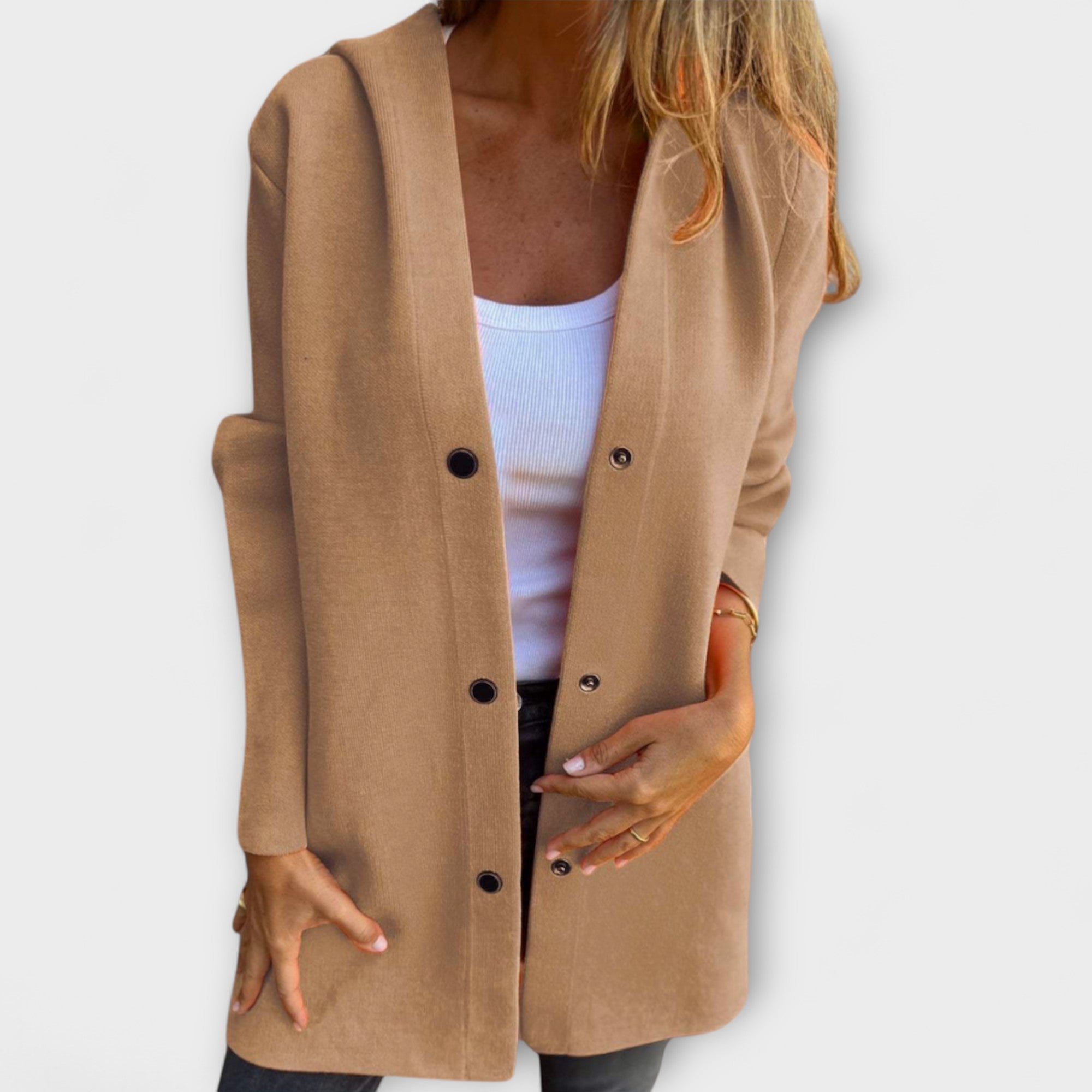 Rhyvian Jacke braun mit Knopfverschluss und offenem Kragen, lange Ärmel, seitliche Taschen.
