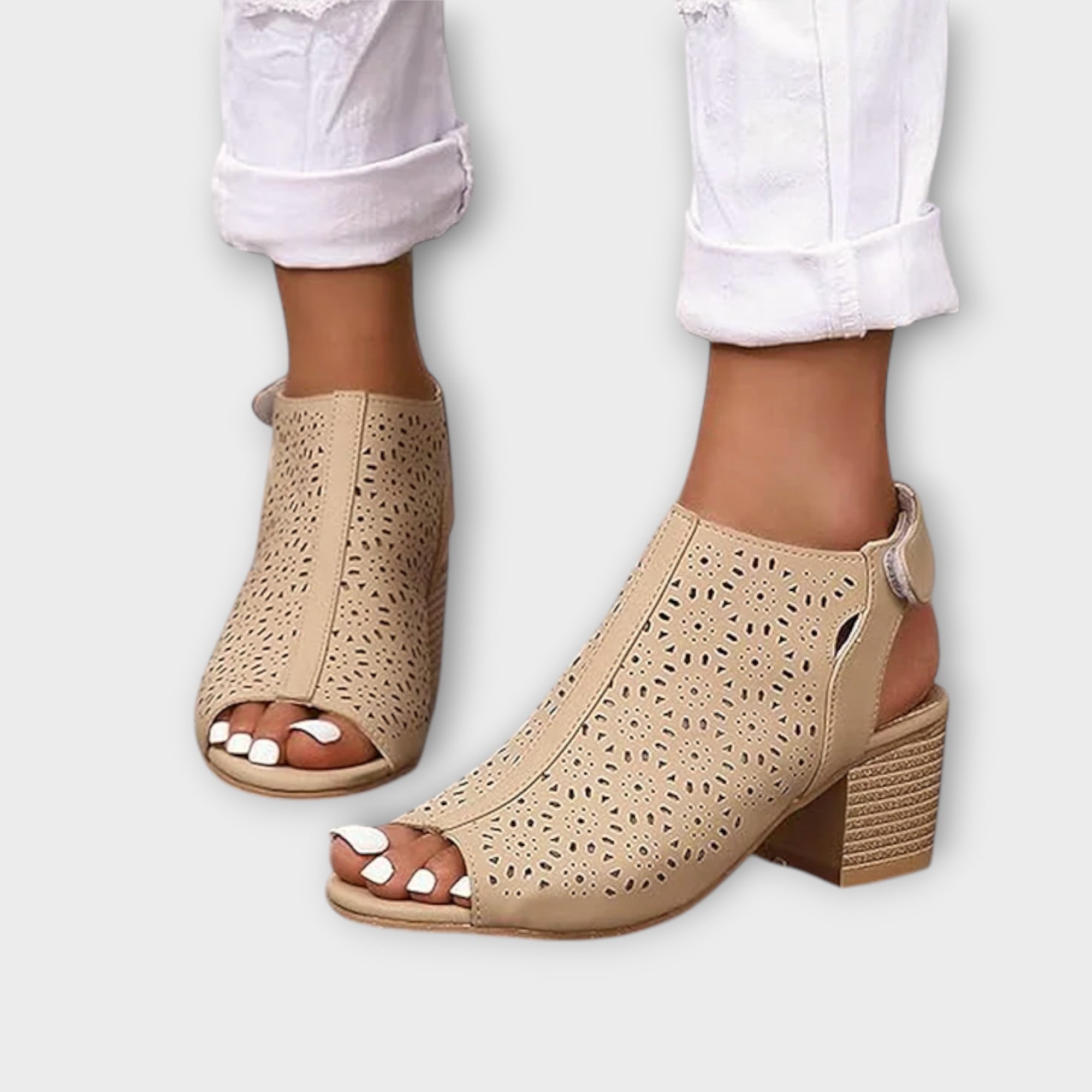 Klobige Absatz-Sandalette mit Zehenöffnung, perforiertes Obermaterial, beiger Riemen