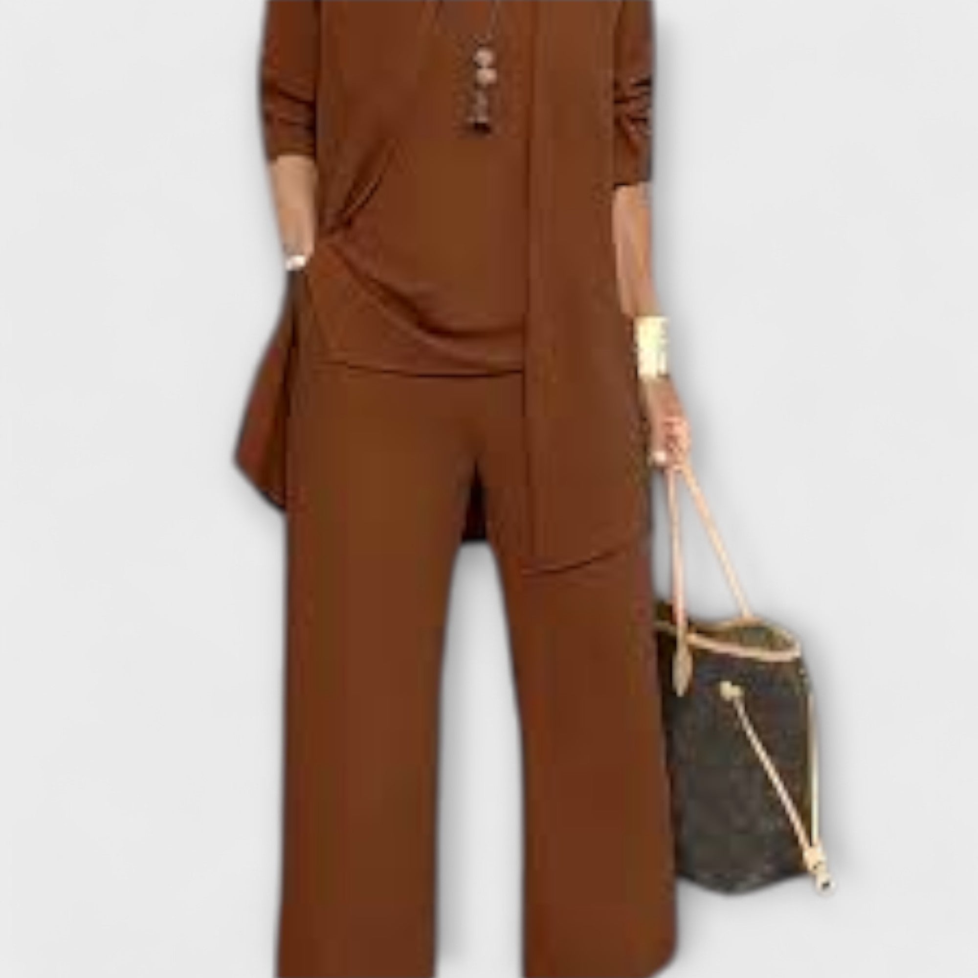 Brauner Dreiteiler im Detail: weite Hose mit Tunika und offenem Blazer