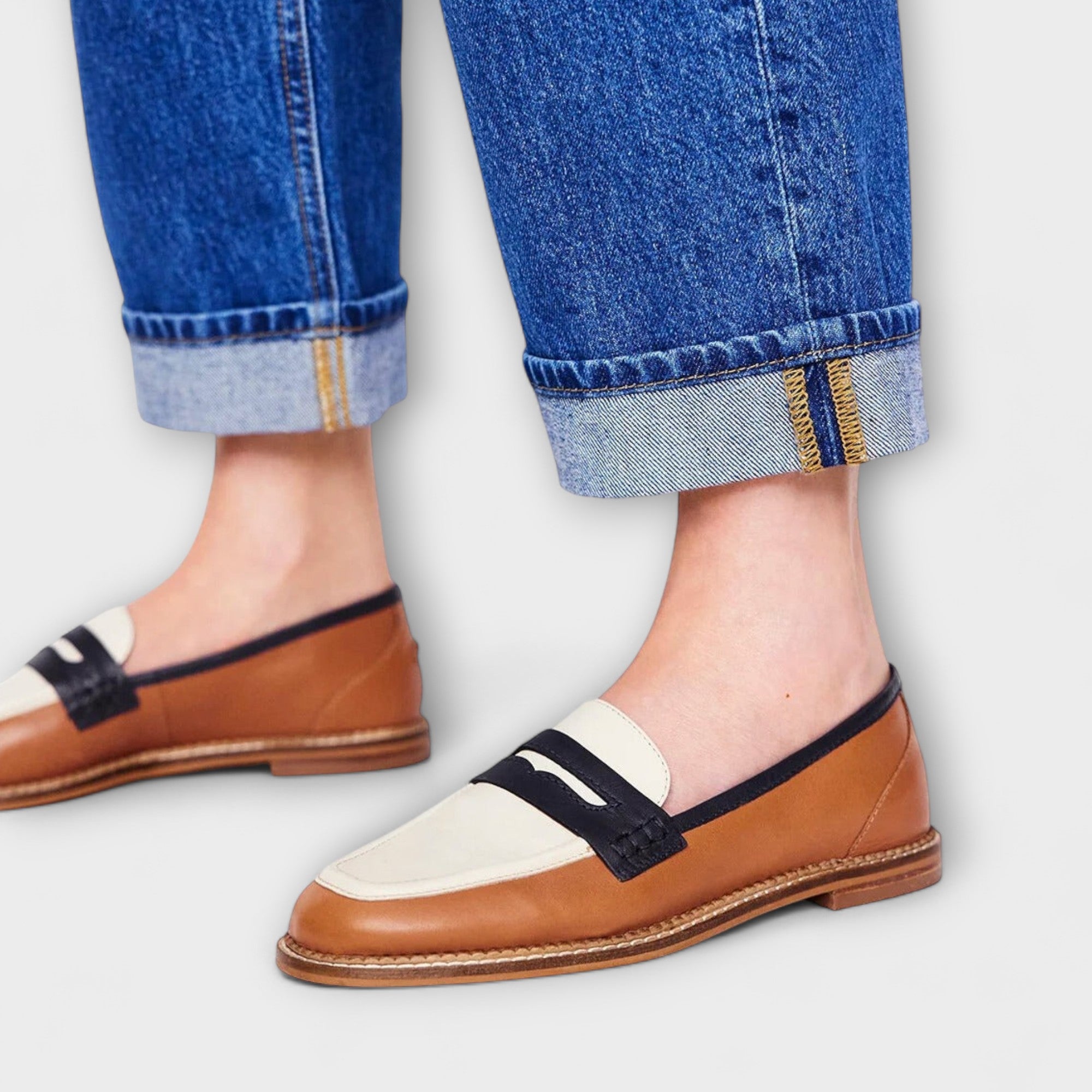 Braune Loafer mit runder Spitze, Farbblockdesign und schwarzem Riemen