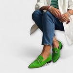 Grüne spitz zulaufende Ballerinas aus Wildleder mit Zierschnalle vorn