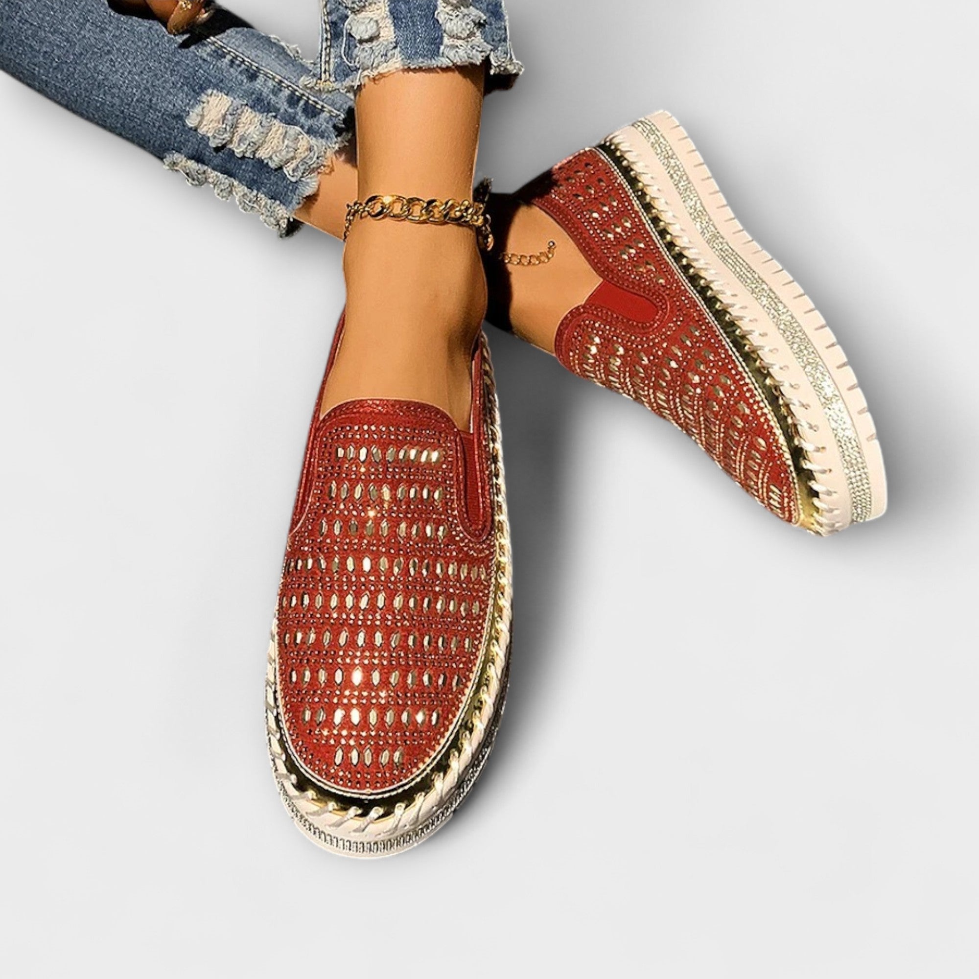 Rote Slip-On-Schuhe mit Strasssteinen und Ziernieten, runde Kappe