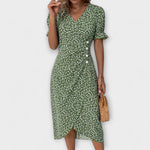 Sommerkleid mit V-Ausschnitt, grünem Stoff und weißem Blümchenmuster, Knielänge