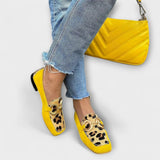 Gelbe Slipper mit Leopardenmuster und goldfarbenen Metall-Details