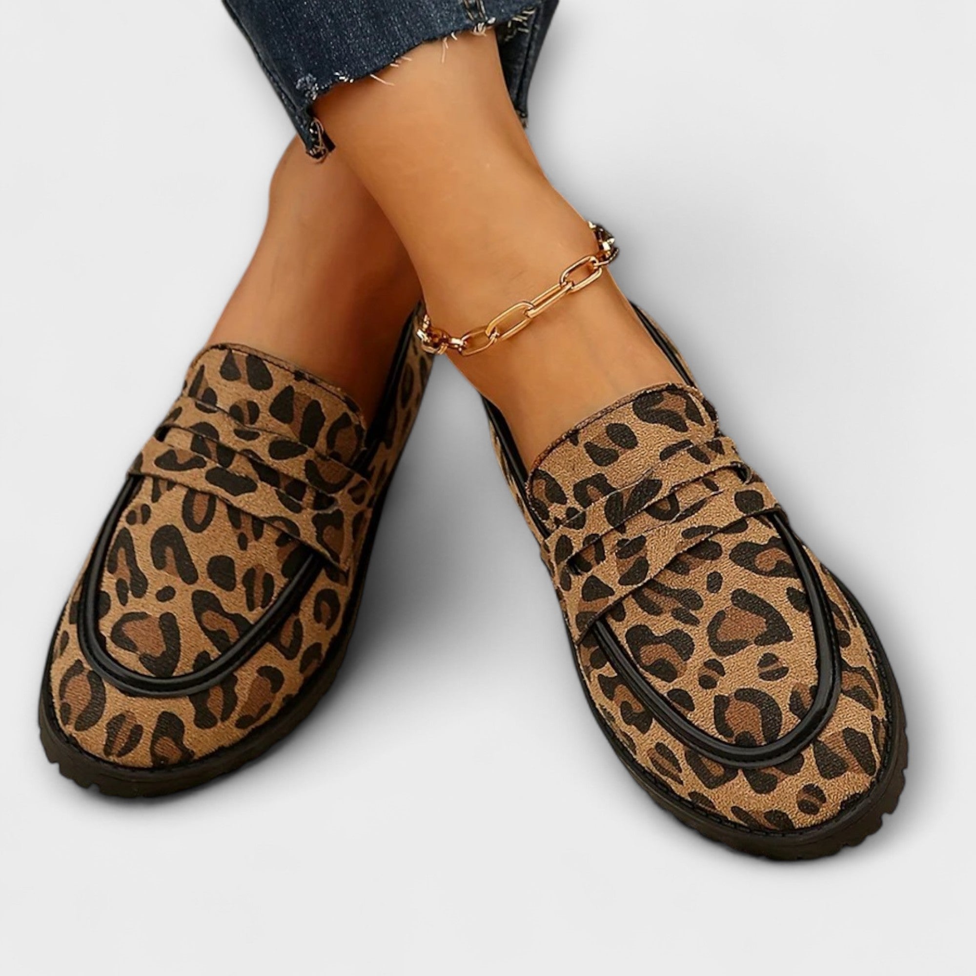 Freizeitschuh mit Leopardenmuster aus Kunstwildleder, runde Spitze, Kettenriemen