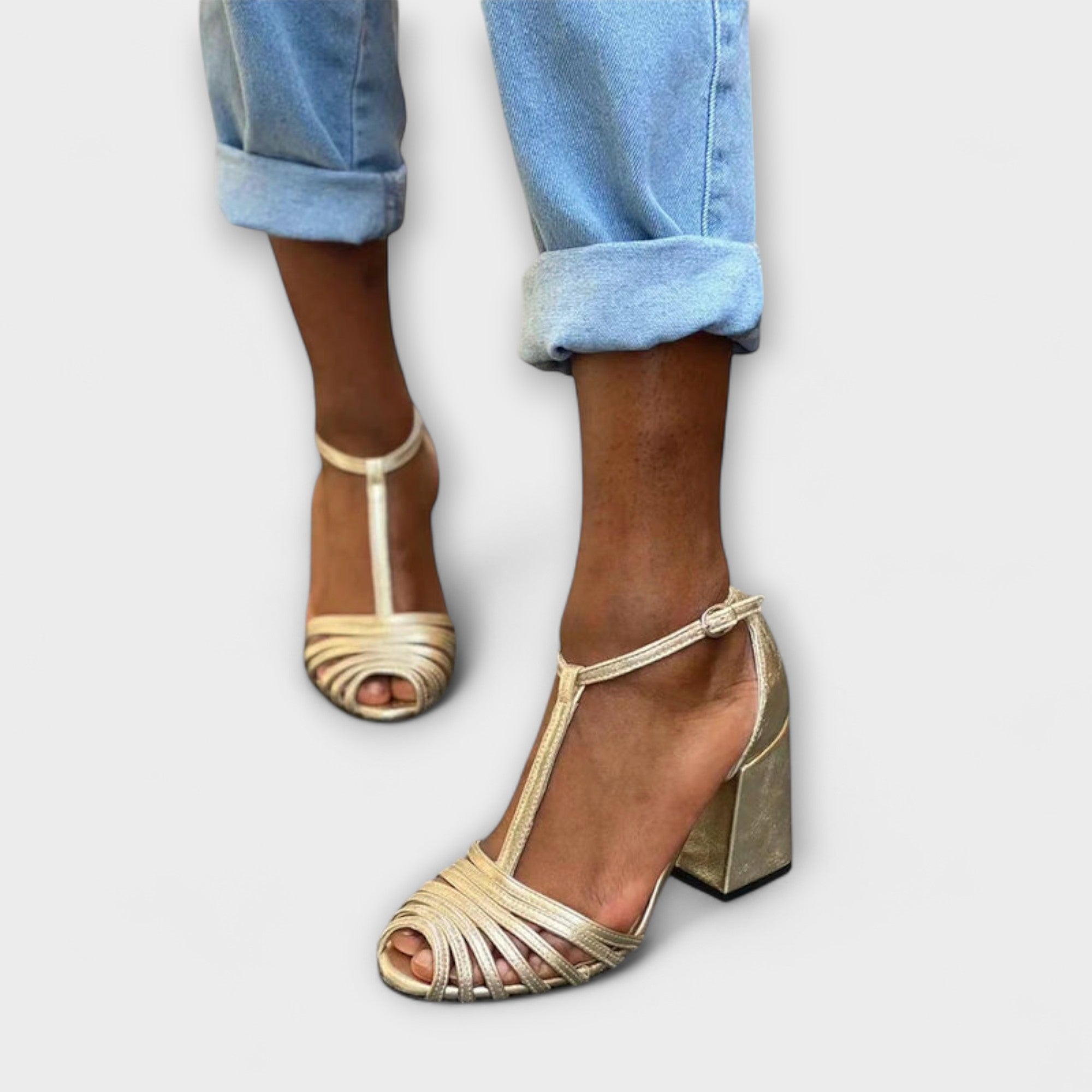 Goldene Sandalen mit klobigem Absatz und T-Riemen