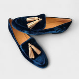 Dunkelblaue Samt-Loafer mit cremefarbenen Quasten, flachem Absatz