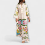 Maxikleid mit Schleife am Ausschnitt, buntem Blumenprint und weitem, fließendem Rock.