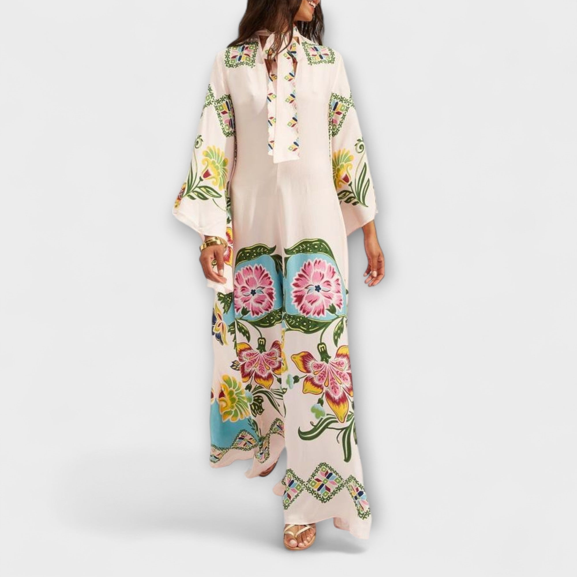 Maxikleid mit Schleife am Ausschnitt, buntem Blumenprint und weitem, fließendem Rock.