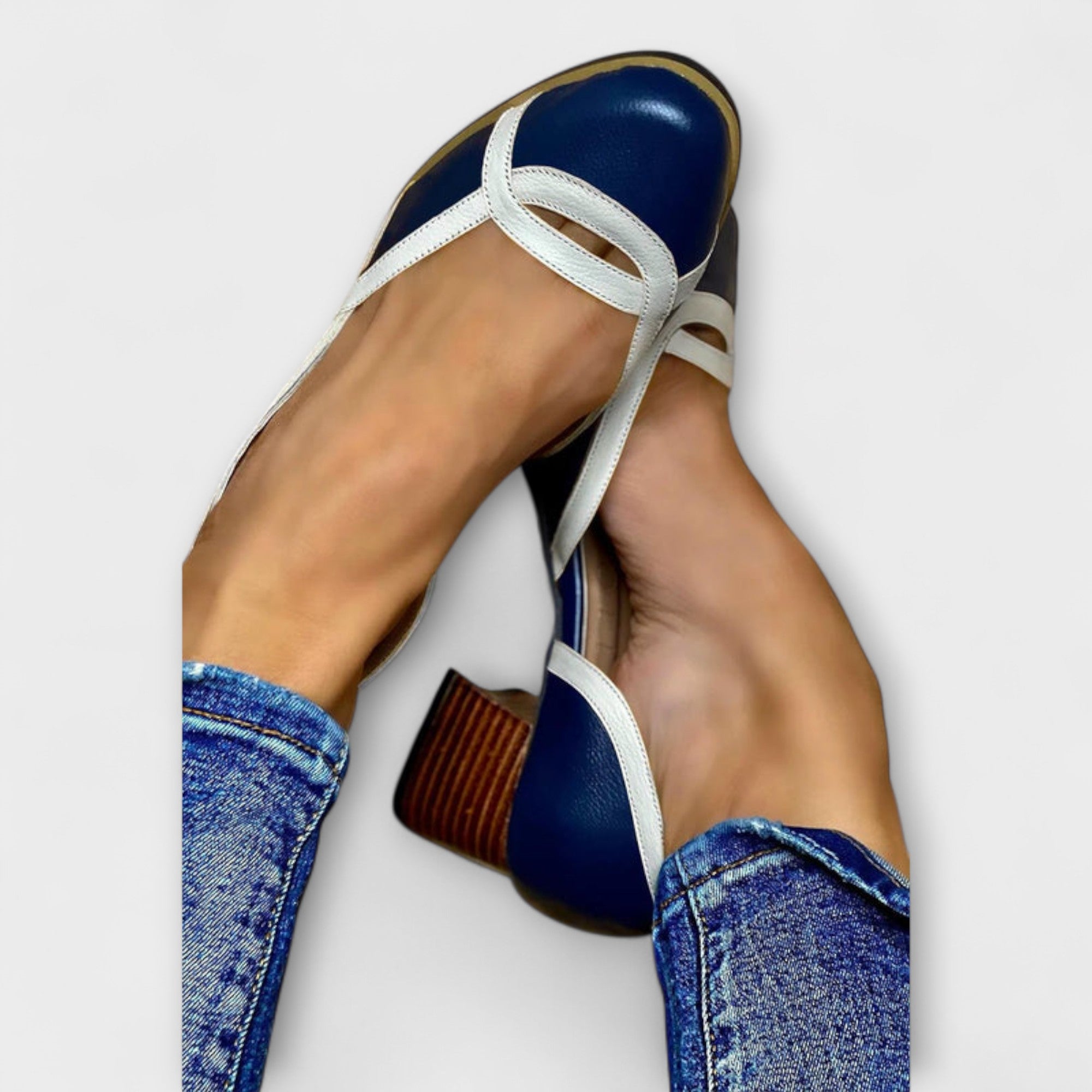 Dunkelblauer Daisy-Schuh mit weißem Riemchen und klobigem Absatz