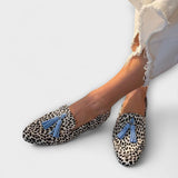 Loafer mit unregelmäßigem Punkte-Muster, hell mit schwarzen Sprenkeln und blauen Quasten