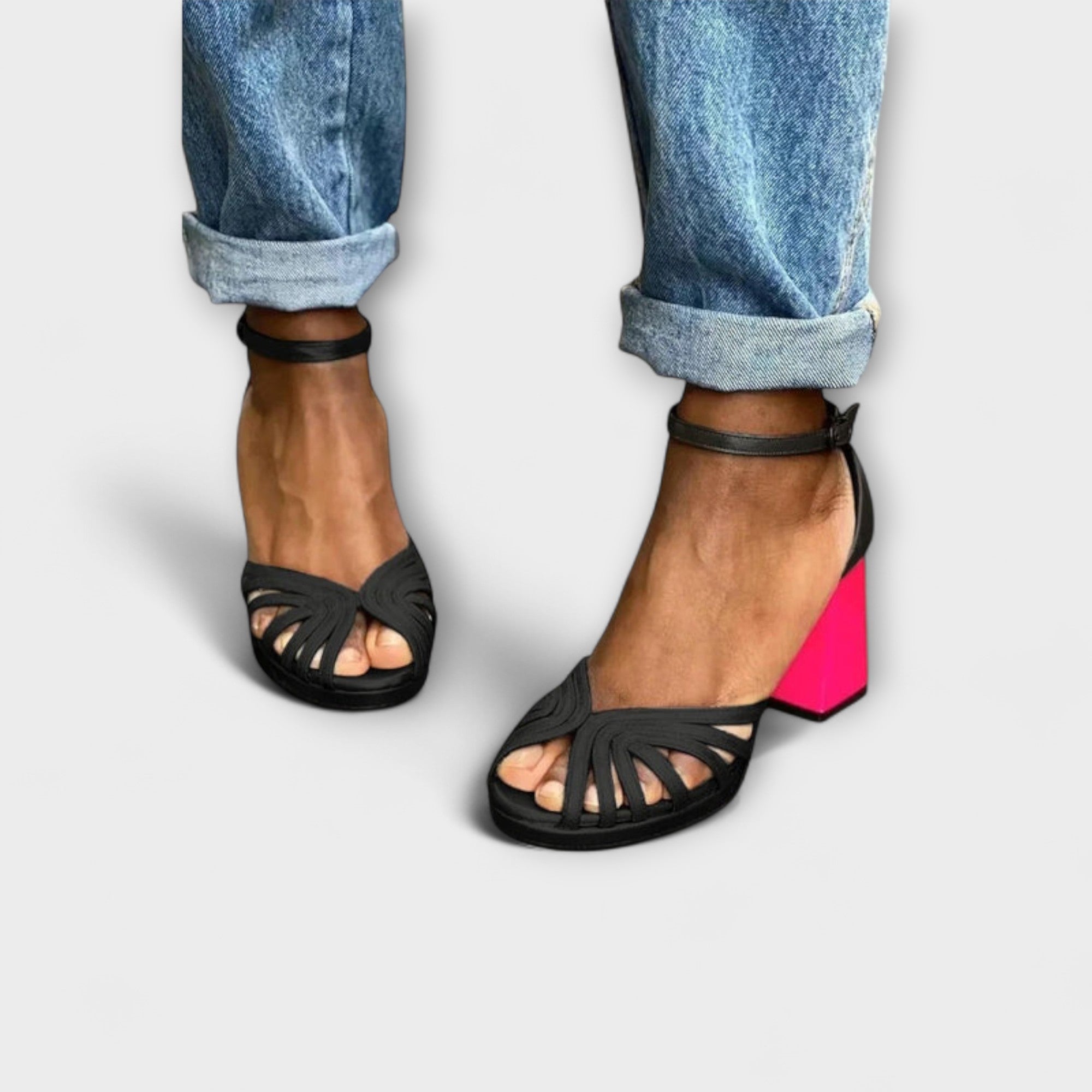 Schwarze Plateau-Sandalen mit offener Zehenpartie, breiten Riemen und klobigem Absatz