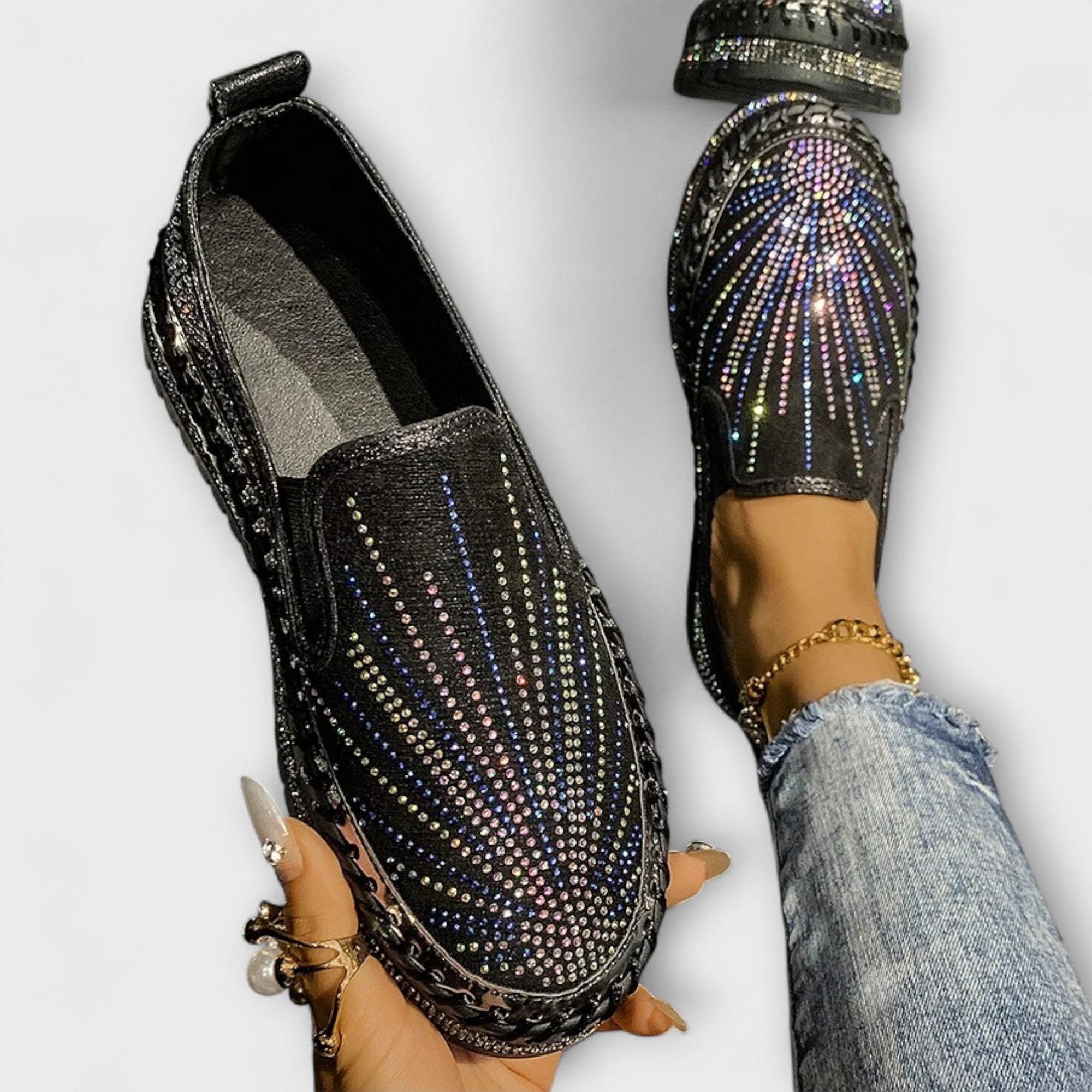 Schwarze Loafer-Schuhe mit Strasssteinen, seitliche Zierstreifen und Schnürung
