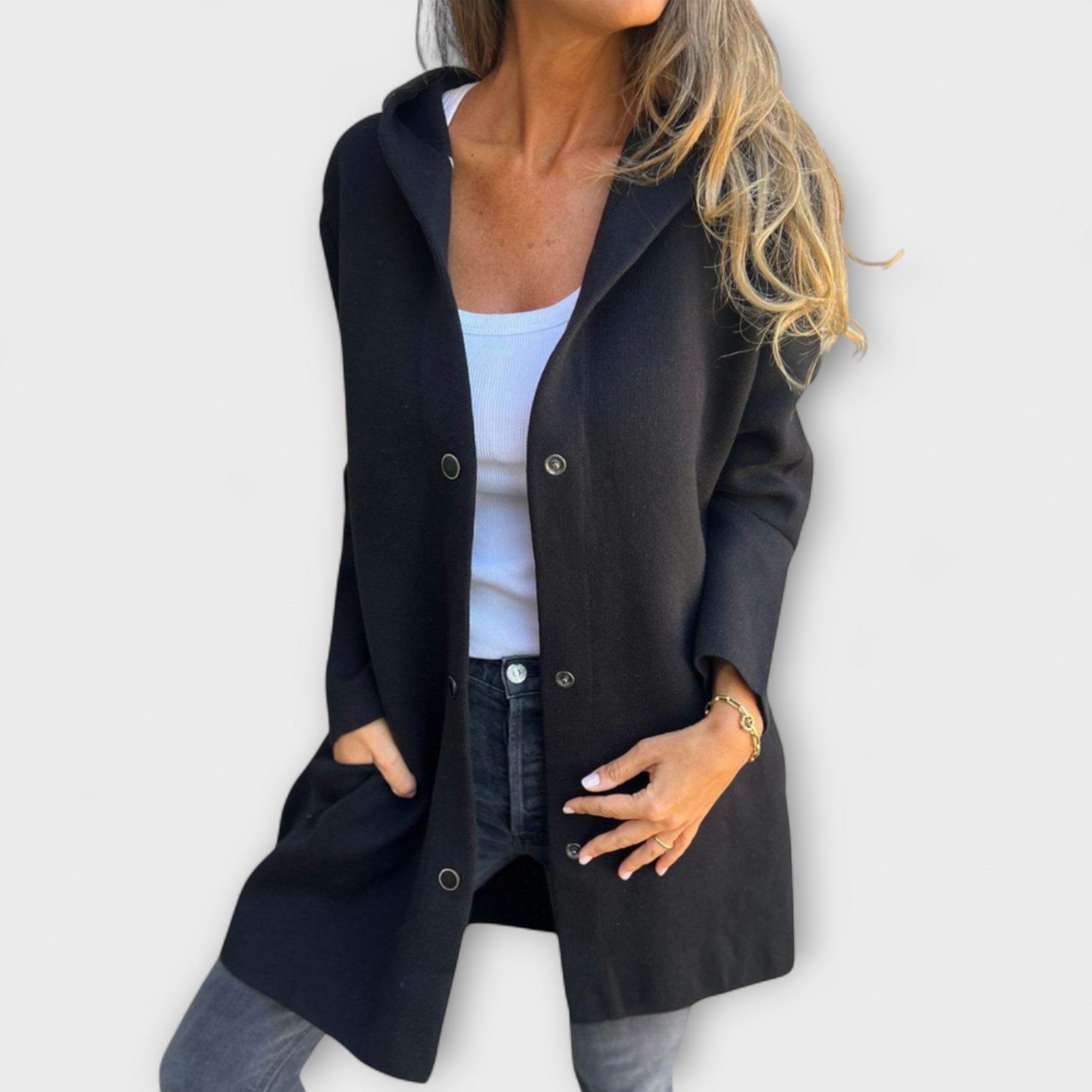 Schwarze Jacke mit Kapuze, Knopfleiste und großen Seitentaschen