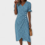 Sommerkleid mit V-Ausschnitt, blauem Stoff und weißem Blümchenmuster, Knielänge