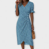 Sommerkleid mit V-Ausschnitt, blauem Stoff und weißem Blümchenmuster, Knielänge