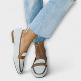 Retro-Loafer aus hellblauem Material mit braunem Rand und Schlaufenriemen