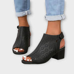 Klobige Absatz-Sandalette mit Zehenöffnung, perforiertes Obermaterial, seitlicher Riemen
