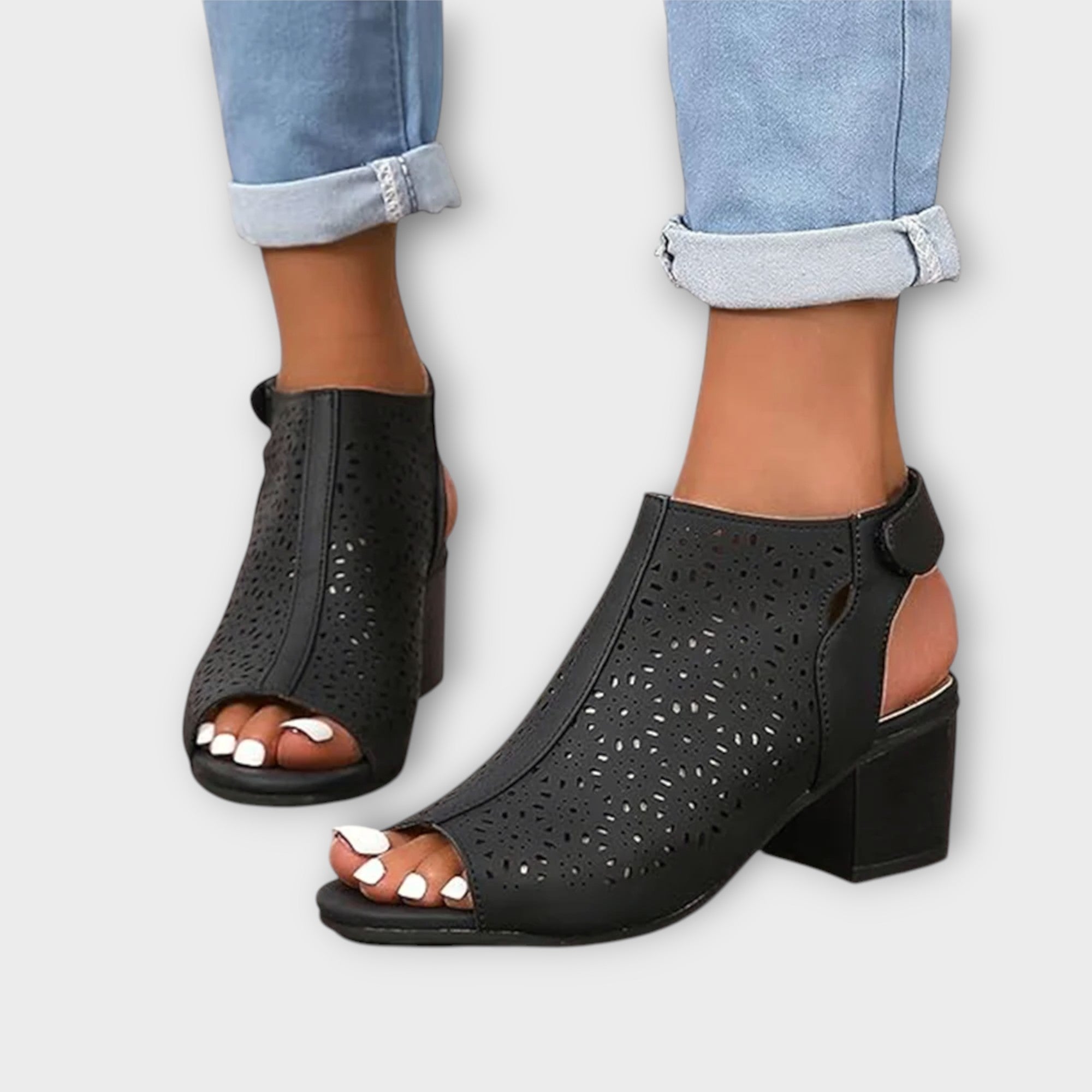 Klobige Absatz-Sandalette mit Zehenöffnung, perforiertes Obermaterial, seitlicher Riemen