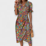 Sommerkleid mit V-Ausschnitt, buntem Kreismuster, Knielänge, seitlicher Schlitz