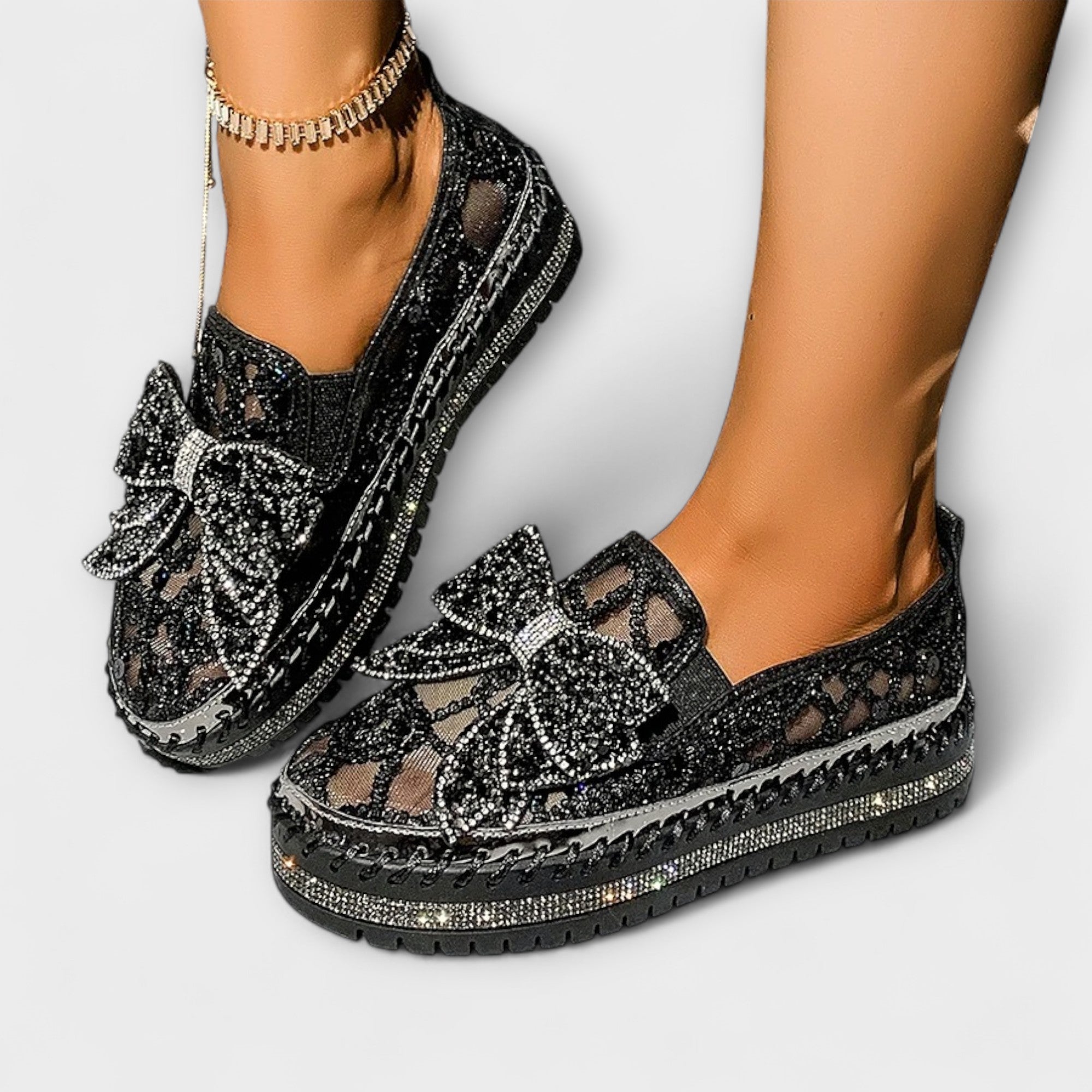 Schwarzer Loafer mit Strassstein-Schleife und silberfarbenem Glitzerriemen