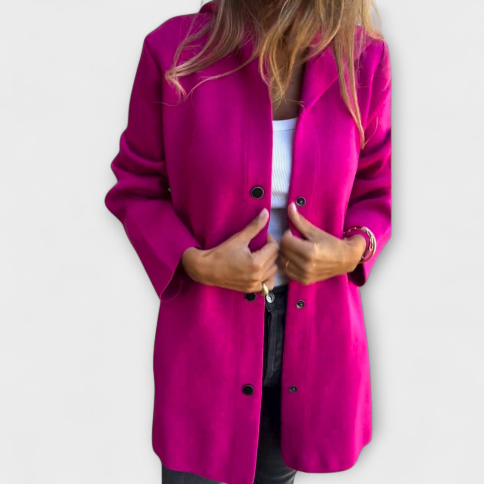 Rhyvian Jacke lila mit Knopfverschluss und offenem Kragen, lange Ärmel, seitliche Taschen.