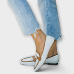 Retro-Loafer hellblau mit braunem Absatz und seitlichem Schlaufenriemen