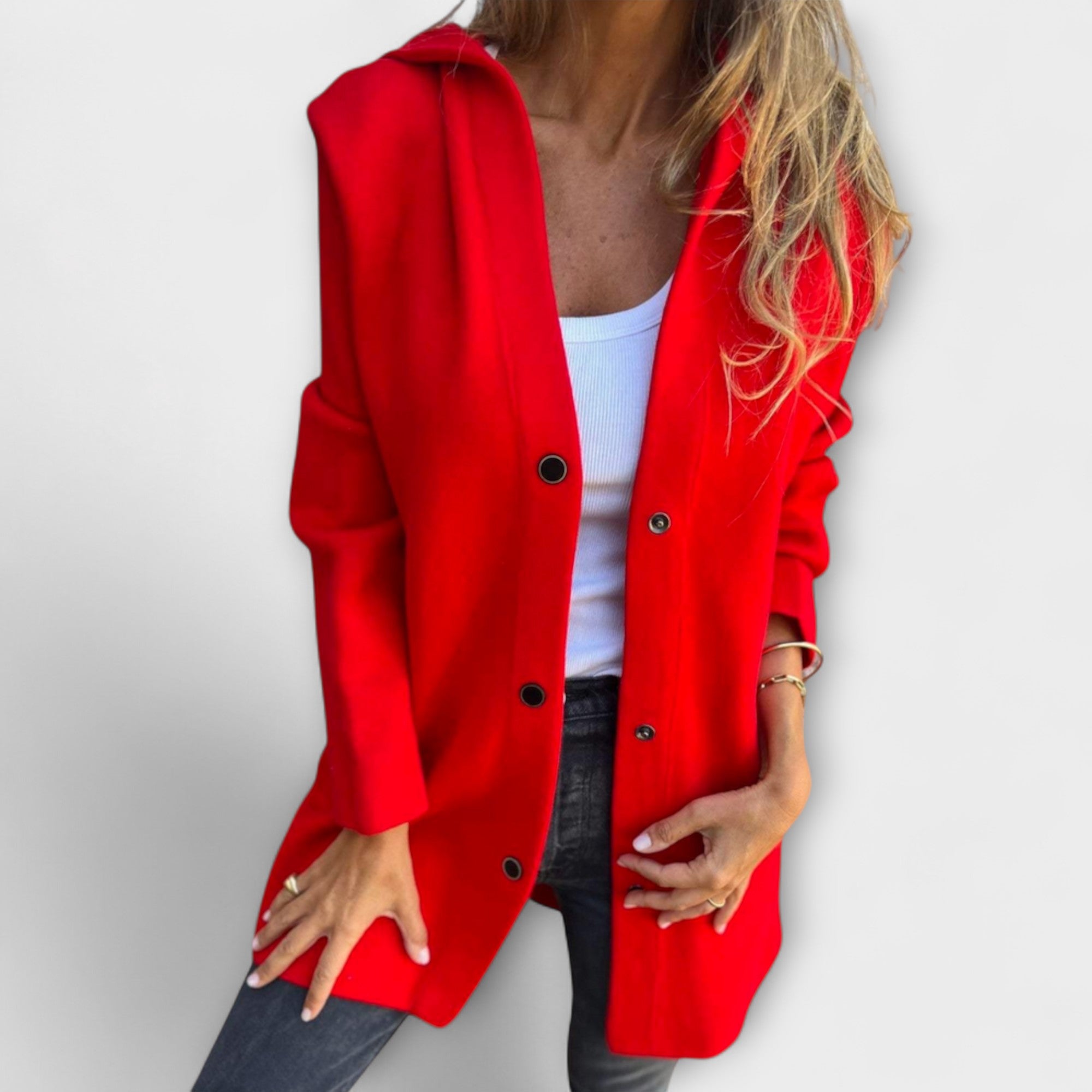Rhyvian Jacke rot mit Knopfverschluss und offenem Kragen, lange Ärmel, seitliche Taschen.