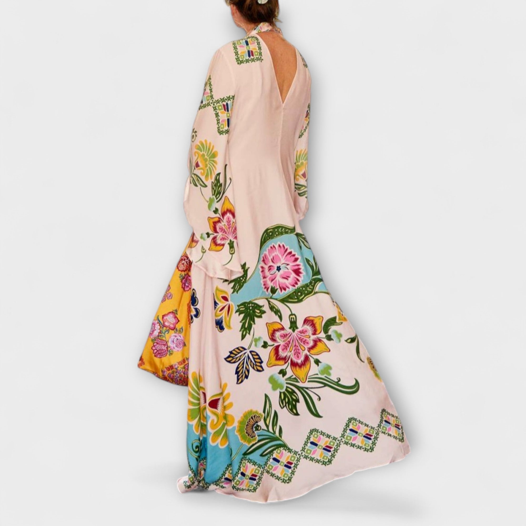 Rückenansicht Maxikleid mit floralem Print und Rückenausschnitt, weit fallender Rock.