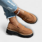 Braune Freizeit-Slipper mit runder Spitze, Schließe am Riemen, robuste Profilsohle