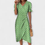 Sommerkleid mit V-Ausschnitt, grünem Stoff mit weißem Rautenmuster, Knielänge