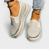 Weiße Slip-On-Schuhe mit Strasssteinen und Lochmuster, profilierte Sohle