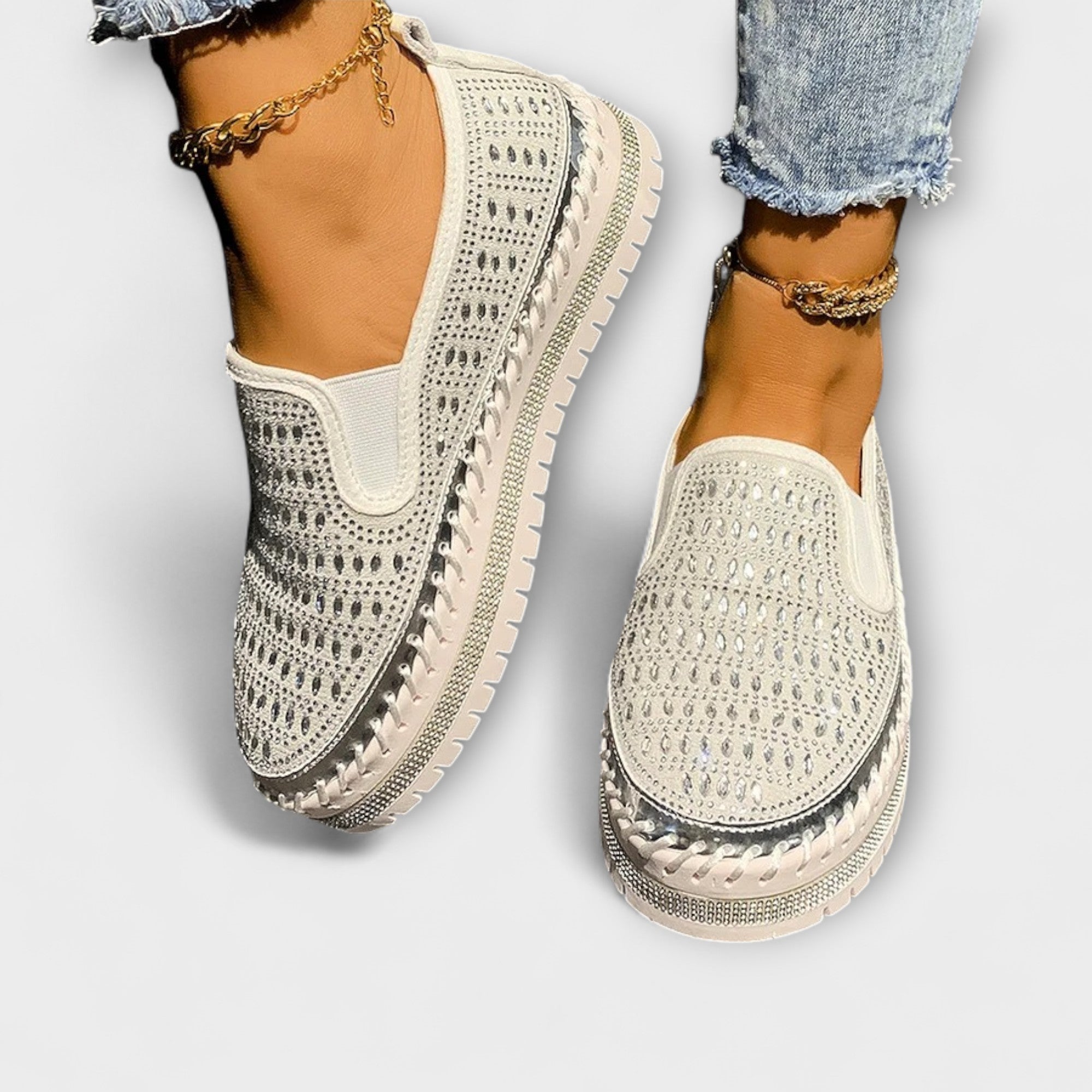 Weiße Slip-On-Schuhe mit Strasssteinen und Lochmuster, profilierte Sohle
