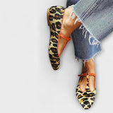 Ballerinas mit spitzer Nase, Leopardenmuster und orangefarbenem Riemen