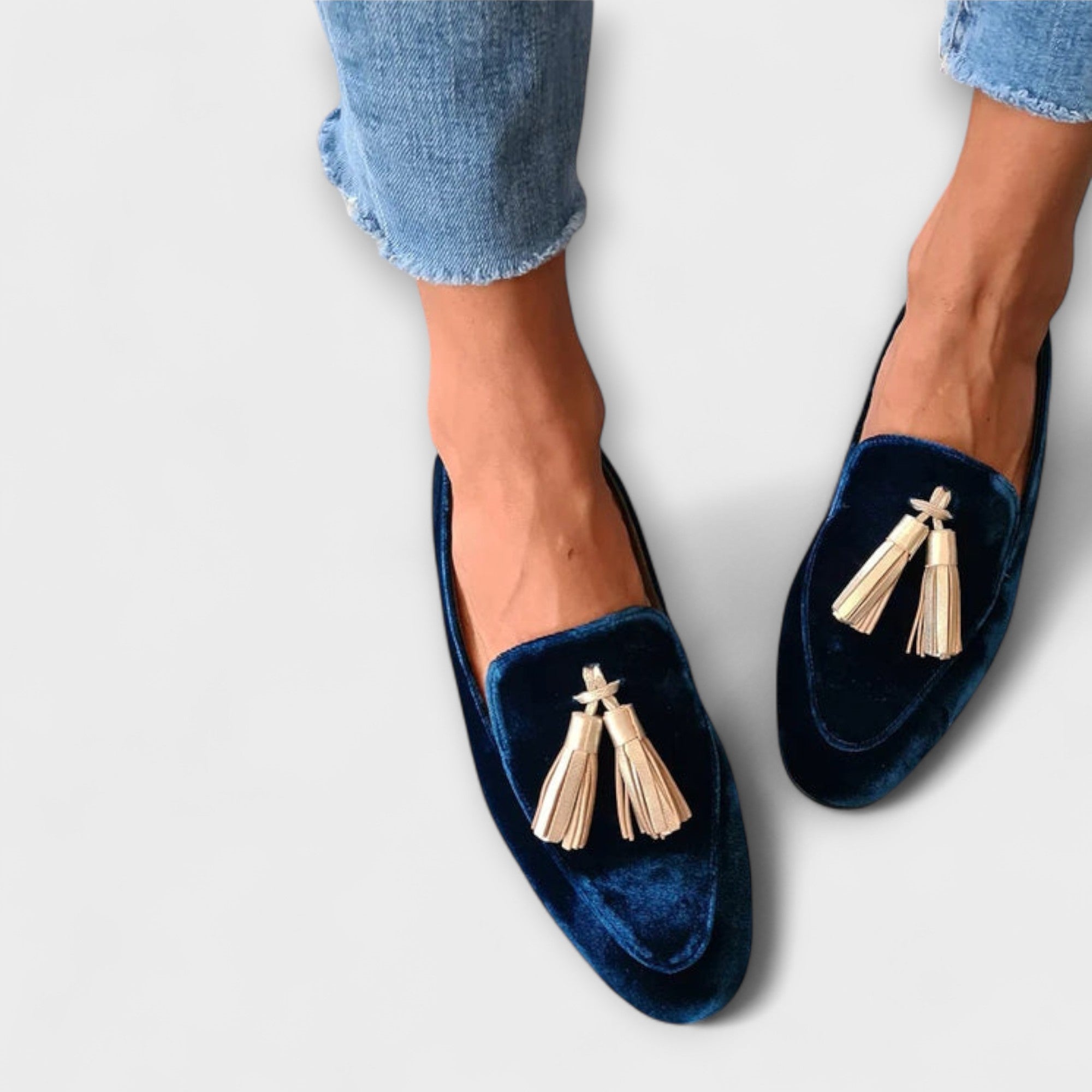 Dunkelblaue Samt-Loafer mit cremefarbenen Quasten an der Vorderseite