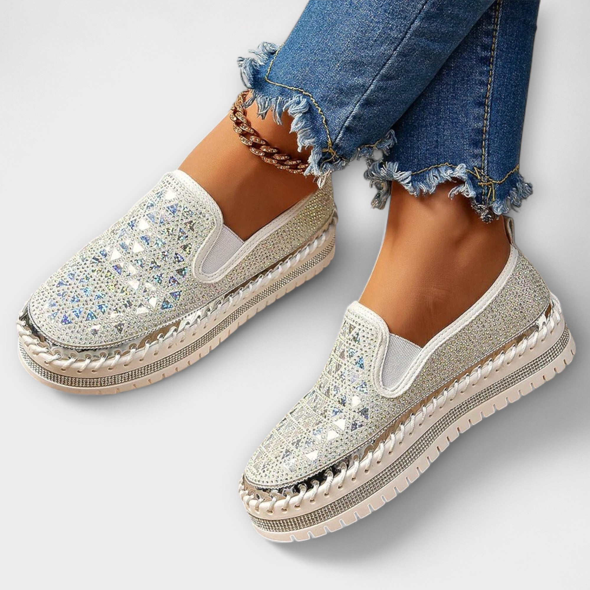 Strassbesetzte Hausschuhe mit Slip-On Form, helles Obermaterial mit glitzernden Steinen