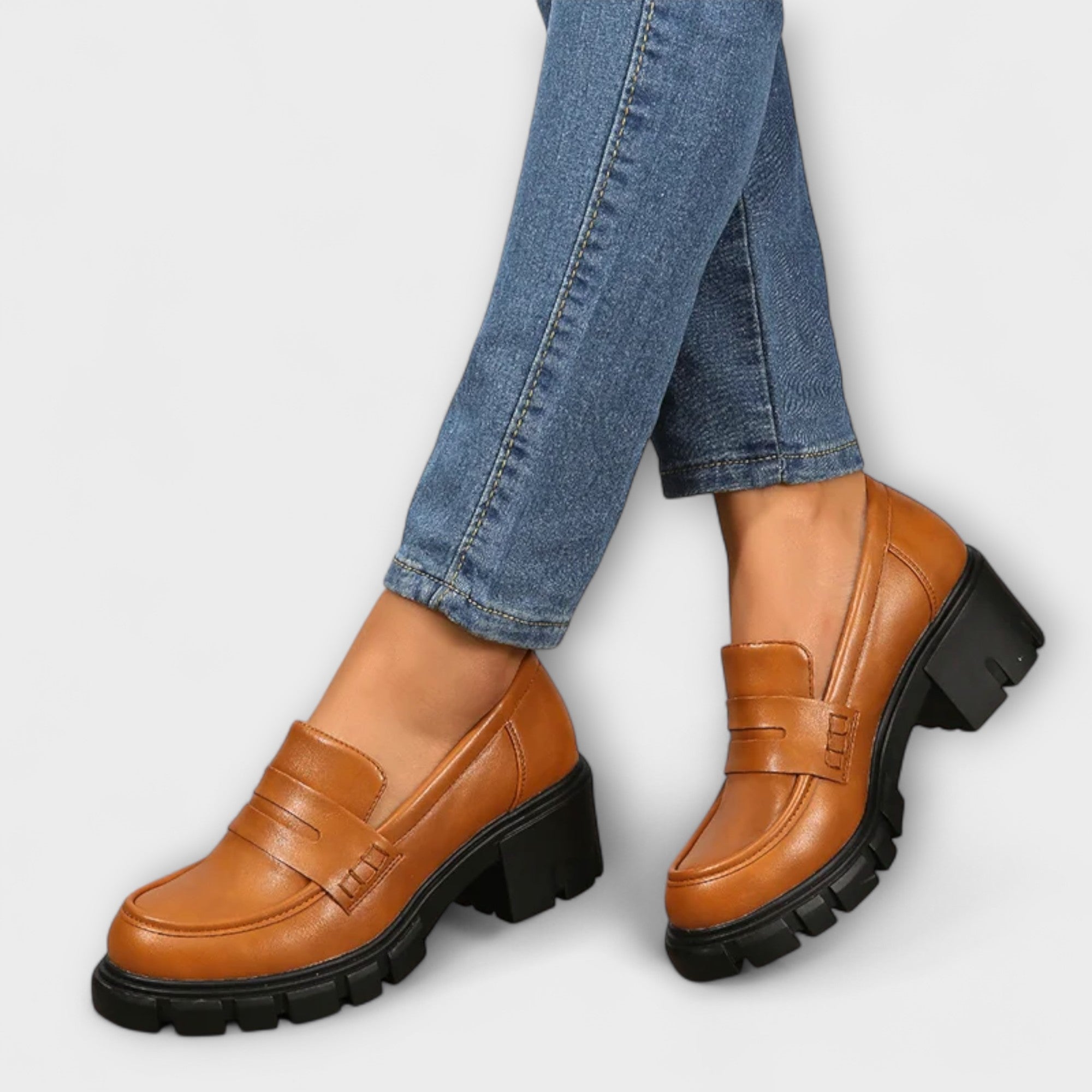 Chunky-Loafer aus braunem Leder mit Ziernähten und dickem Profilabsatz