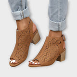 Klobige Absatz-Sandalette mit Zehenöffnung, perforiertes Obermaterial, brauner seitlicher Riemen