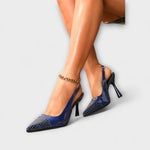 Slingback-Stiletto-Heels in Marineblau mit Krokodilprägung und goldfarbener Kette am Knöchel