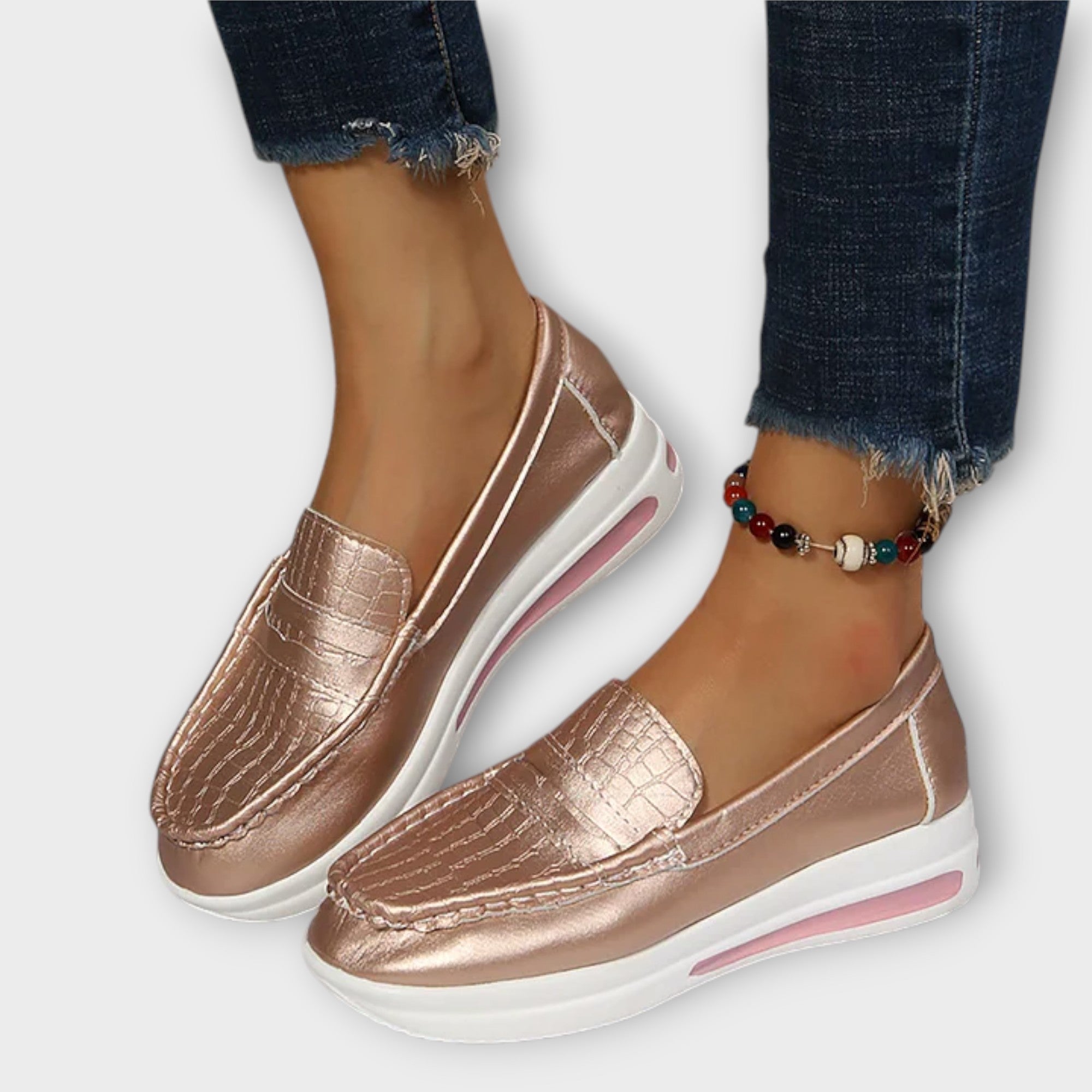 Flache Slipper in roségoldenem Glanz mit kontrastierenden Ziernähten, Slip-On