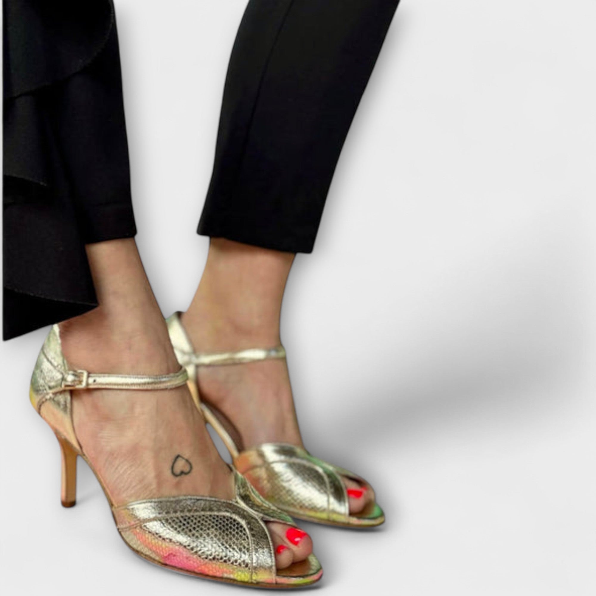 Goldfarbene Stiletto-Absätze mit offener Zehenpartie und Knöchelriemen