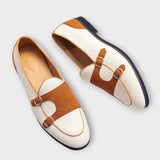 Marina Slipper Paar, weißes Obermaterial mit orangebraunen Einsätzen und zwei Schnallen