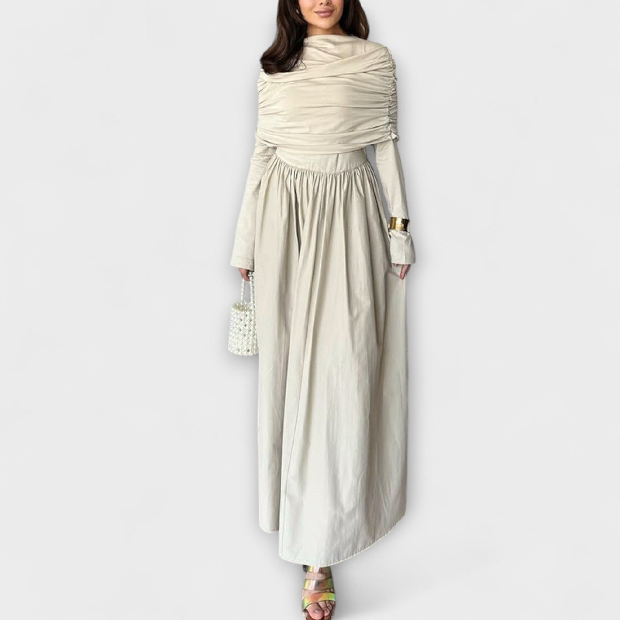 Weißes Plissee-Kleid mit hochgeschlossenem drapiertem Kragen und Faltenrock, lange Ärmel