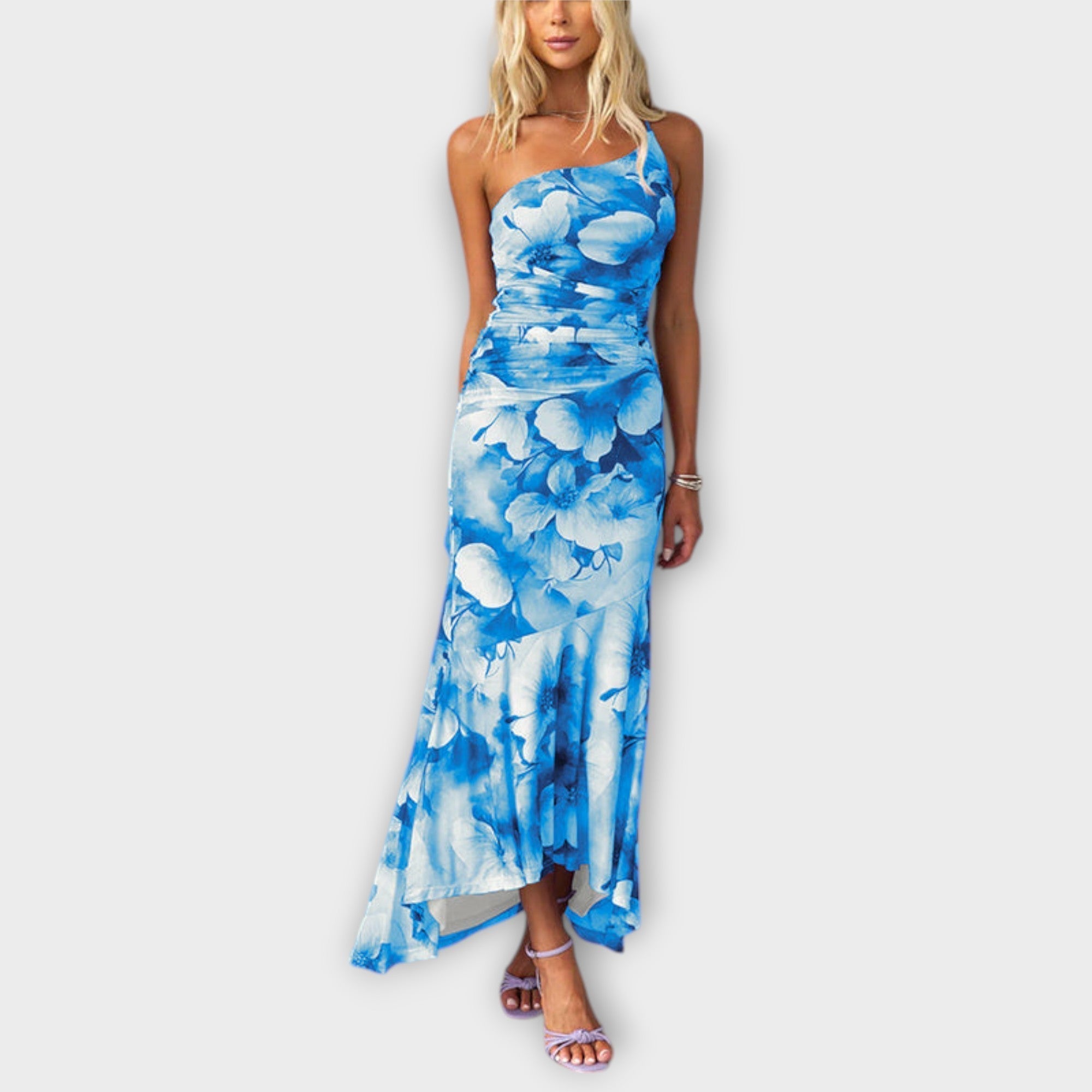 Maxikleid mit Blumenprint in Blau, schmale Träger, Raffung am Oberteil, langer Saum