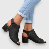 Schwarze Sandalen mit Lochmuster und breitem Absatz, offene Zehen